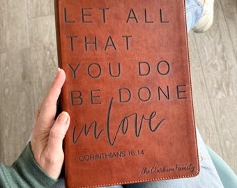 パーソナライズされたNLTスーパージャイアントプリント聖書 - あなたのすべての行いを - 右下隅に名前を追加 - カスタム