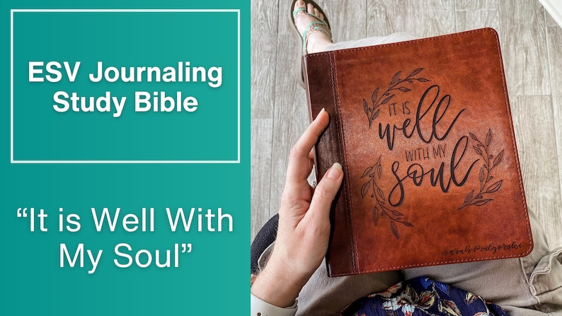 K&ouml;nnte beinhalten: Ein braunes, ledergebundenes Tagebuch mit dem Text "It is well with my soul" und dem Namen "Sarah Palgorski" auf der Titelseite. Das Tagebuch ist Teil der ESV Journaling Study Bible.