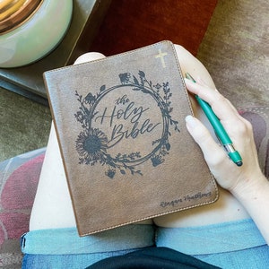 PERSONALIZED NIV Journaling Bible - Sunflower Wreath with &quot;Holy Bible&quot; - Jesus&#39; Words in Red - Add Your Name - CUSTOM