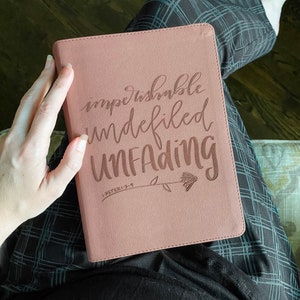 CSB PERSONNALISÉE Elle lit la Bible - Or rose - « Impérissable, intact, immuable » avec rose - Ajoutez le nom dans le coin inférieur droit - PERSONNALISÉ