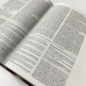 K&ouml;nnte beinhalten: Nahaufnahme einer ge&ouml;ffneten Bibel mit braunem Lederumschlag. Die Seiten sind auf das Neue Testament ge&ouml;ffnet, genauer gesagt auf das Johannesevangelium, Kapitel 8, Verse 37-44. Der Text behandelt den spirituellen Zustand derer, die Jesu Lehren nicht annehmen.