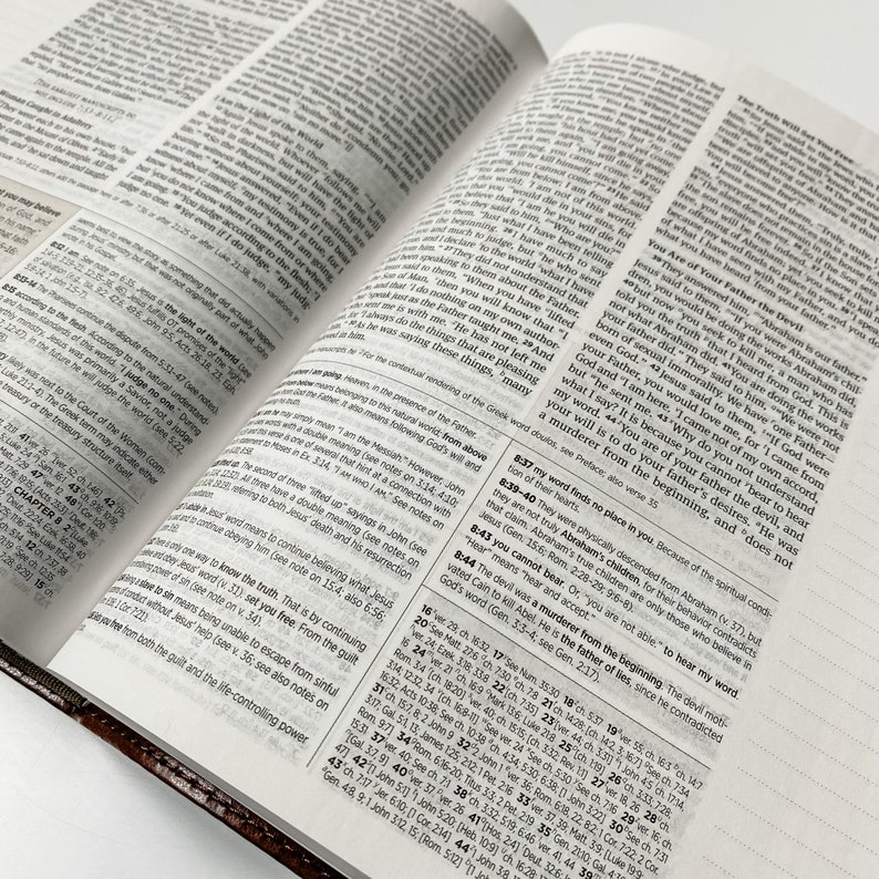 K&ouml;nnte beinhalten: Nahaufnahme einer ge&ouml;ffneten Bibel mit braunem Lederumschlag. Die Seiten sind auf das Neue Testament ge&ouml;ffnet, genauer gesagt auf das Johannesevangelium, Kapitel 8, Verse 37-44. Der Text behandelt den spirituellen Zustand derer, die Jesu Lehren nicht annehmen.