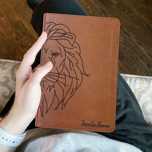 PERSONALIZED RVR/ESV (Bilingual) Bible Brown - Lion - incluye opción para agregar nombre grabado