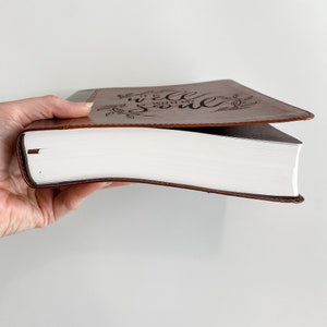 K&ouml;nnte beinhalten: Ein braunes, ledergebundenes Tagebuch mit den Worten "It is well with my soul" auf dem Einband gepr&auml;gt.