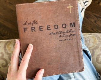 FREEDOM NIV Journaling Bible - C'est pour la liberté que le Christ nous a libérés - Ajoutez votre nom - PERSONNALISÉ