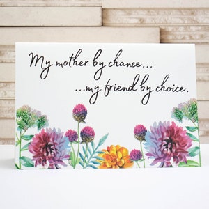 Cartão de Dia das Mães para download, Minha mãe por acaso, minha amiga por escolha, com lindas flores, cartão para impressão em casa e envelope minuto instantâneo