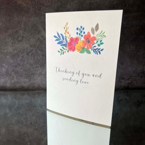 Carte de sympathie téléchargeable en pensant à vous et envoyant de l'amour, belle impression de fleurs à la maison, carte commémorative, cadeau de réveil funéraire, ami en deuil