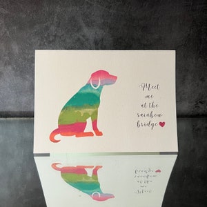 ペットを亡くした人へのダウンロード可能な犬のお悔やみカード、虹の橋で会いましょう、ペットを亡くした友人の毛皮の赤ちゃん、水彩画の犬