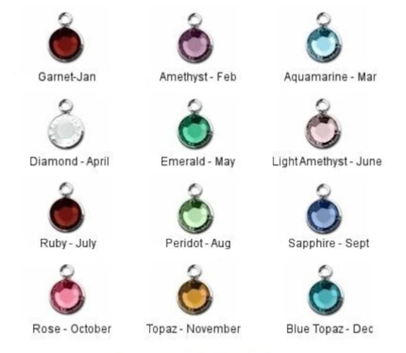 Op de afbeelding: Twaalf ronde edelsteenbedels, elk representatief voor een andere geboortesteen voor de maanden van het jaar. De bedels zijn zilverkleurig met een lus aan de bovenkant om aan een ketting of armband te bevestigen. De geboortesteenen zijn: Granaat, Amethist, Aquamarijn, Diamant, Smaragd, Licht Amethist, Robijn, Peridoot, Saffier, Roze, Topaas en Blauwe Topaas.
