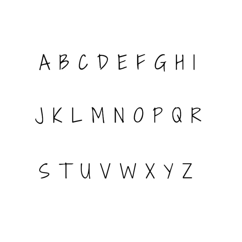 Op de afbeelding: Een handgeschreven alfabet in zwarte inkt op een witte achtergrond. De letters zijn in hoofdletters en zijn geschreven in een informele, handgeschreven stijl.