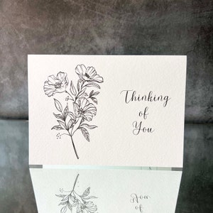 Téléchargement instantané carte de sympathie, fleurs noires et blanches, pensant à vous imprimer à la maison carte bricolage mémorial funérailles réveil cadeau ami en deuil