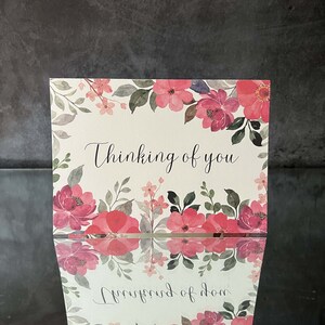 Carte de sympathie téléchargeable, nuances de fleurs aquarelles roses, pensant à vous imprimer à la maison carte bricolage mémorial funérailles réveil ami en deuil
