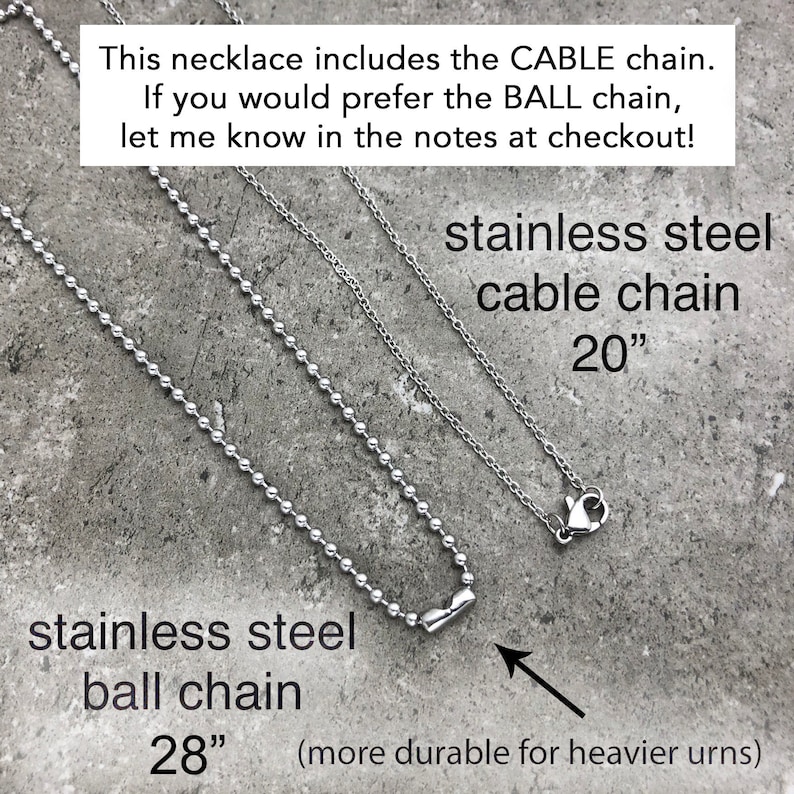 Op de afbeelding: Twee roestvrijstalen kettingen, een bal-ketting en een kabelketting, worden getoond op een grijs, getextureerd oppervlak. De bal-ketting is 71 cm lang en de kabelketting is 51 cm lang. De tekst "This necklace includes the CABLE chain. If you would prefer the BALL chain, let me know in the notes at checkout!" staat bovenaan de afbeelding. De tekst "stainless steel ball chain 28" (more durable for heavier urns)" staat onder de bal-ketting. De tekst "stainless steel cable chain 20" staat onder de kabelketting.