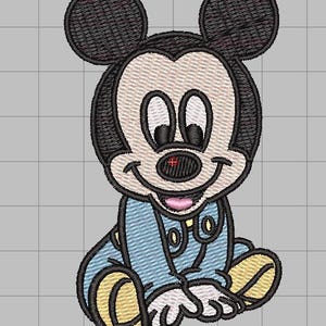 Puede incluir: Parche bordado de un bebé Mickey Mouse de dibujos animados sentado con las piernas cruzadas, vistiendo un mono azul con zapatos amarillos. El parche está sobre un fondo de cuadrícula gris.