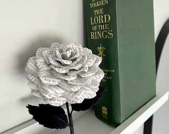 Rose inspirée du Seigneur des Anneaux fabriquée à partir de pages de livres que vous aimez, modèle de rayonnage autoportant.