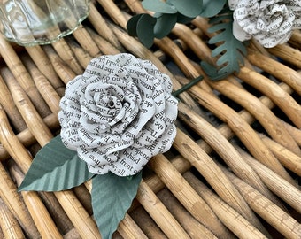 Boutonnière fabriquée à partir de pages de livres et de papier - Boutonnières et options de bouquet