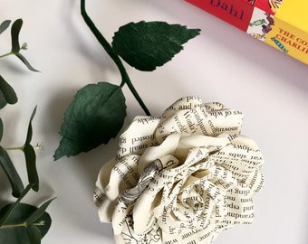 Papier rose tige unique faite de pages du livre pré-aimé 'Charlie et la chocolaterie'