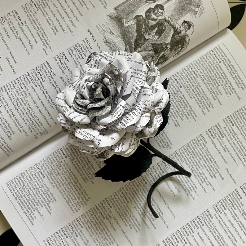Fleur de page de livre William Shakespeare fabriquée à partir de pages de livres sur pied image 1