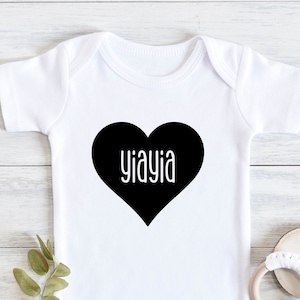Body Yiayia, camisa de coração, novo bebê menino, presente de chá de bebê, anúncio de nascimento, Papou Thea Theo Greek, Nonni Zia, Khala Nani Massi