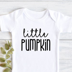 Könnte beinhalten: Weißer Baby-Strampler mit schwarzem Text, der "little pumpkin" lautet.