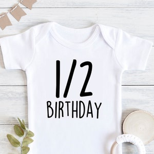 Half Birthday Boy Girl bodysuit, 6 maanden shirt, halverwege een, nieuwe baby jongen meisje, een, verjaardag jongen, leuke verjaardag shirts, bday outfit
