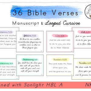 Puede incluir: Un conjunto de 36 versículos bíblicos en un estilo manuscrito colorido. Los versículos están dispuestos en una cuadrícula con un fondo de acuarela azul claro. El texto incluye el número del versículo y el versículo en sí. El título del conjunto es "36 versículos bíblicos Manuscrito y Cursiva enlazada". El conjunto está alineado con Sonlight HBL A y NKJV.