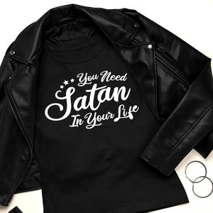 Pins & Bones レディース You Need Satan シャツ、Hail Satan シャツ、魔女オカルトゴスオルタナティブクロージング面白い皮肉な T シャツ