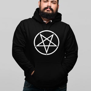 Può includere: Felpa con cappuccio nera con un design a pentagramma bianco.