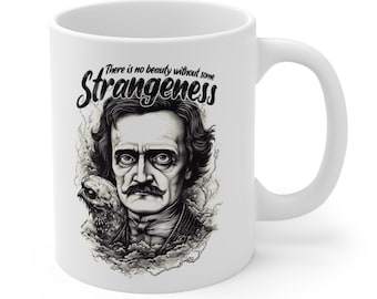 Puede incluir: Taza de cerámica blanca con una ilustración en blanco y negro de Edgar Allan Poe y un pájaro. La taza tiene el texto "There is no beauty without some strangeness" impreso en ella.