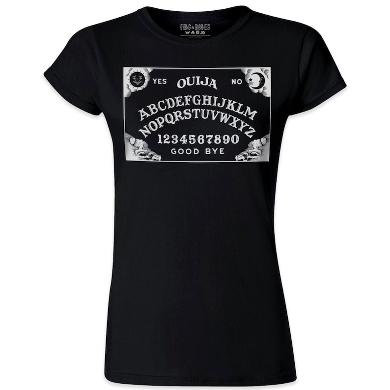 以下が含まれることがあります： 白いクラシックなウィジャ盤のグラフィックがプリントされた黒いTシャツ。グラフィックには「YES」、「OUIJA」、「NO」、「GOOD BYE」の文字と、アルファベットと数字の1から9と0が描かれています。