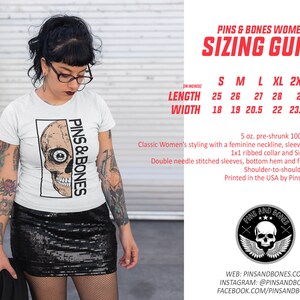 以下が含まれることがあります： 「Pins & Bones」というテキストと骸骨のグラフィックが描かれた白いTシャツ。サイズ表には、Sから3XLまでのサイズに対応するインチ単位の寸法が記載されています。また、「5 oz. pre-shrunk 100% cotton」というテキストも含まれています。