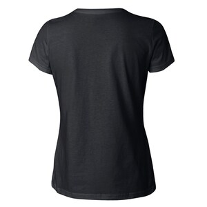 以下が含まれることがあります： Vネックと半袖のシンプルな黒いレディースTシャツです。
