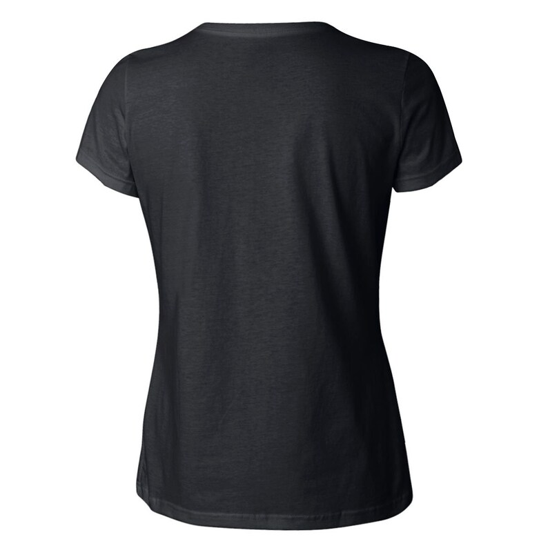 以下が含まれることがあります： Vネックと半袖のシンプルな黒いレディースTシャツです。