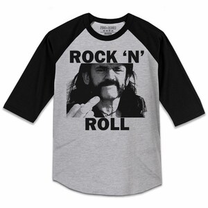 Puede incluir: Una camiseta de béisbol gris y negra con una imagen en blanco y negro de un hombre con el pelo largo y bigote. El texto "Rock 'n' Roll" está impreso en la camiseta.