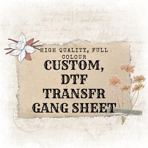 Peut inclure: Une feuille de papier brun aux bords déchirés, avec le texte "HIGH QUALITY, FULL COLOUR CUSTOM, DTF TRANSFR GANG SHEET". Le texte est en gras, en noir. La feuille de papier est entourée d'un fond blanc avec du texte manuscrit.