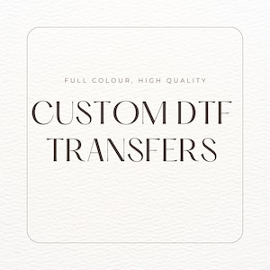 Pode incluir: Um quadrado branco com uma borda marrom, contendo o texto "FULL COLOUR, HIGH QUALITY CUSTOM DTF TRANSFERS".