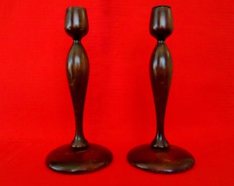 2 antichi portacandele in legno coloniale torniti a mano in legno scuro