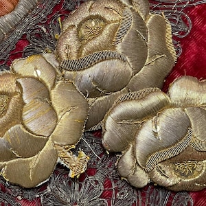 ROSES en applique métallique dorée vieillie