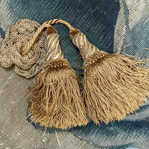 Peut inclure: Deux attaches de rideaux en forme de pompon brun avec un motif rayé blanc et brun. Les attaches sont faites d'un matériau doux et moelleux et sont parfaites pour ajouter une touche d'élégance à votre décoration intérieure.