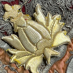 Fleur exotique métallisée dorée vieillie