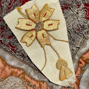 Applique florale dorée métallisée antique