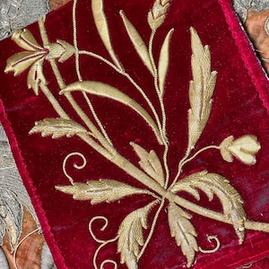 Applique florale métallisée dorée antique