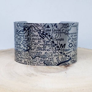Lake Louise Alberta Kanada Karte Manschettenarmband. Vintage Karte Druck, einzigartige Geschenkidee für sie oder ihn von Enliven Natural