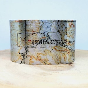Teufels Turm Wyoming Map Manschette Armband. Vintage Landkarte Print, einzigartiges Geschenk für Sie oder Ihn von Enliven Natural