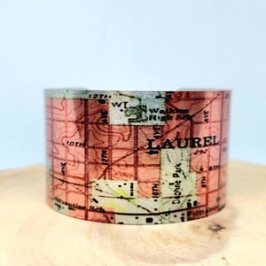 Bracelet manchette Laurel Mississippi Map. impression de carte vintage, design minimaliste, cadeau unique pour elle ou lui par Enliven Natural