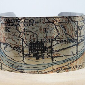 Bracelet de manchette de carte de sand Springs d'Oklahoma. impression de carte vintage, cadeau unique pour elle par Enliven Natural