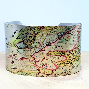 Maghery Boy Ireland Carte Cuff Bracelet. Brassard de carte en impression ancienne, cadeau de design unique pour elle ou lui par Enliven Natural.
