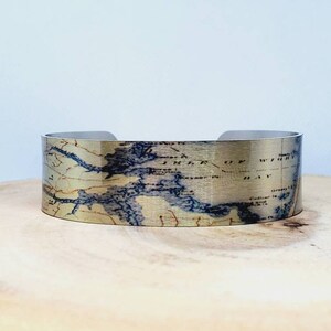 Isle of Wight Bay Maryland schmales Map Manschettenarmband. Vintage Karte Druck, einzigartige Geschenkidee für sie oder ihn von Enliven Natural