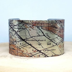 Bracelet manchette carte Caymus Napa Valley Californie. impression de carte vintage. Cadeau de bijoux unique pour elle ou lui par Enliven Natural