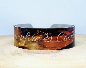 Pulsera delgada Campfire & Cocktails. Diseño único. Idea de regalo para ella o para él de Enliven Natural.